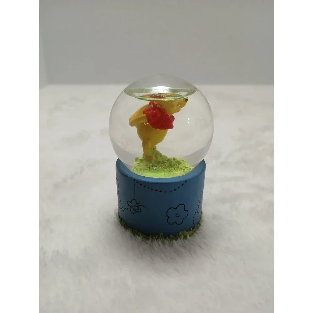 Disney Winnie-the-Pooh Mini Snow globe Smelling Flowers‎